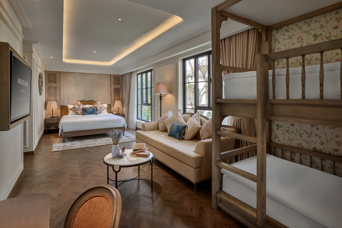 Phòng Gia đình được thiết kế với tông gỗ ấm áp, được trang bị giường tầng đem lại trải nghiệm thú vị cho trẻ.
