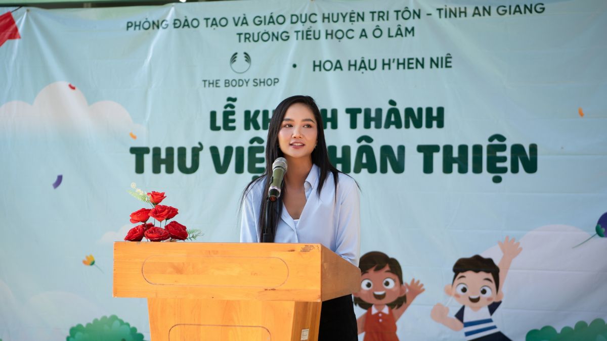 Hoa hậu H’hen Niê tham dự lễ khánh thành thư viện thân thiện